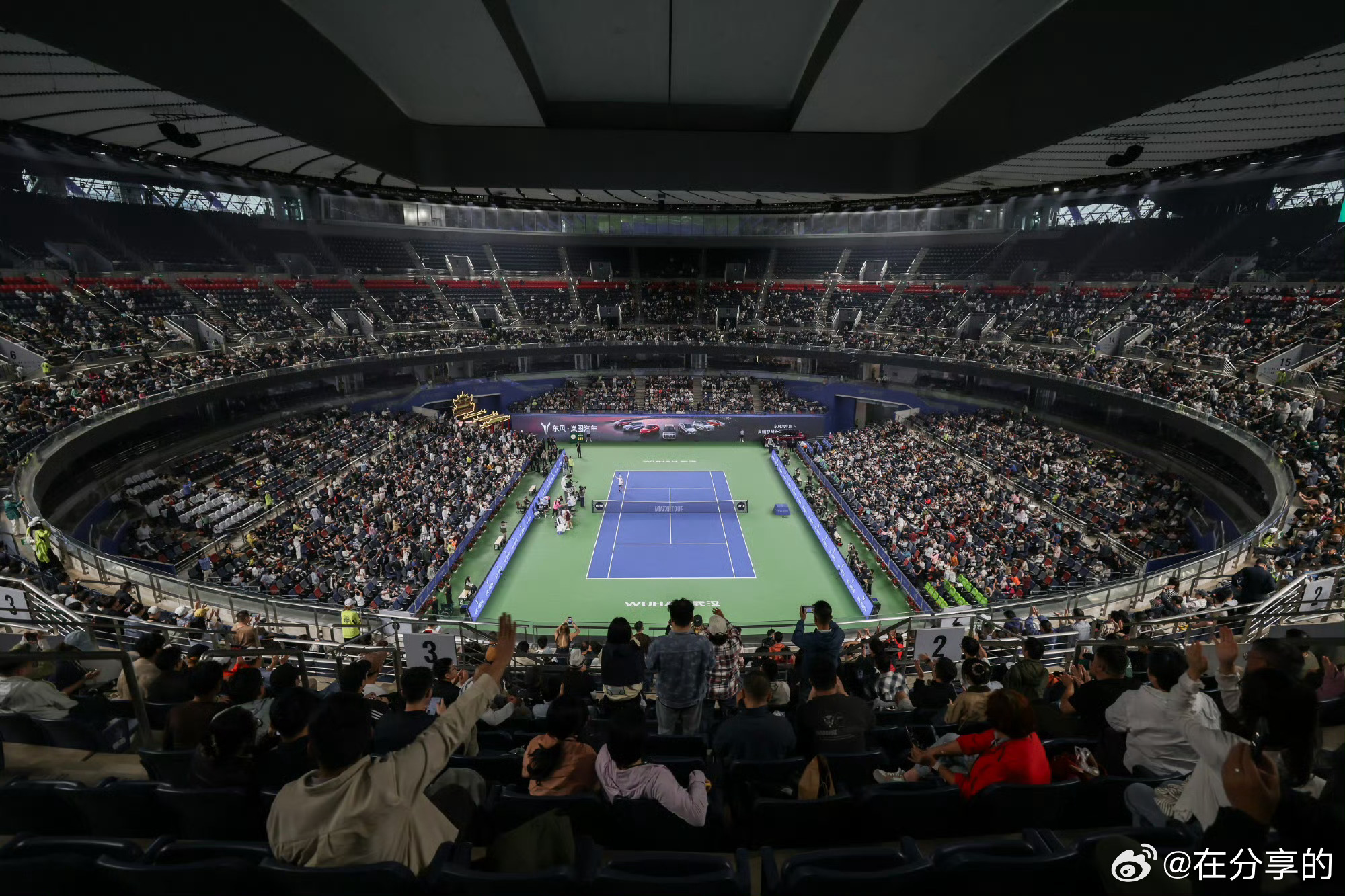 “2026武汉网球🎾公开赛”是WTA1000赛事，也是今年“黑马之间”异常火爆的冠亚军🏆争夺赛。据统计，9天的赛事时间共有20万人次，进入到“武汉光谷国际网球中心”观看比赛，其中50%-60%为外地观众。其带动的综合经济效益约8.9亿元，较去年同比增长26.24%。如果前些时，“郑钦文”能够回到家乡武汉参 ​