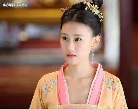 司马炎干过一件离谱事：竟让自己的妃子，去“教太子做人”

西晋为什么短命？

很多人会说，因为八王之乱，因为司马家内斗，因为胡人南下。

但实际上，西晋从一开始，皇室画风就已经不太正常了。

尤其是开国皇帝司马炎。

这位统一三国的晋武帝，年轻时确实算个狠角色。可天下一统后，他迅速从“创业老板”