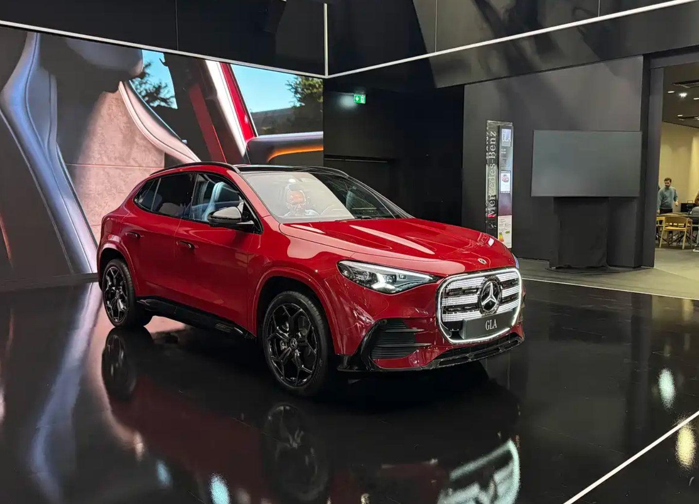 奔驰全新GLA与AMG CLA实车亮相2026巴黎车展#新车速递##新车资讯# ​
