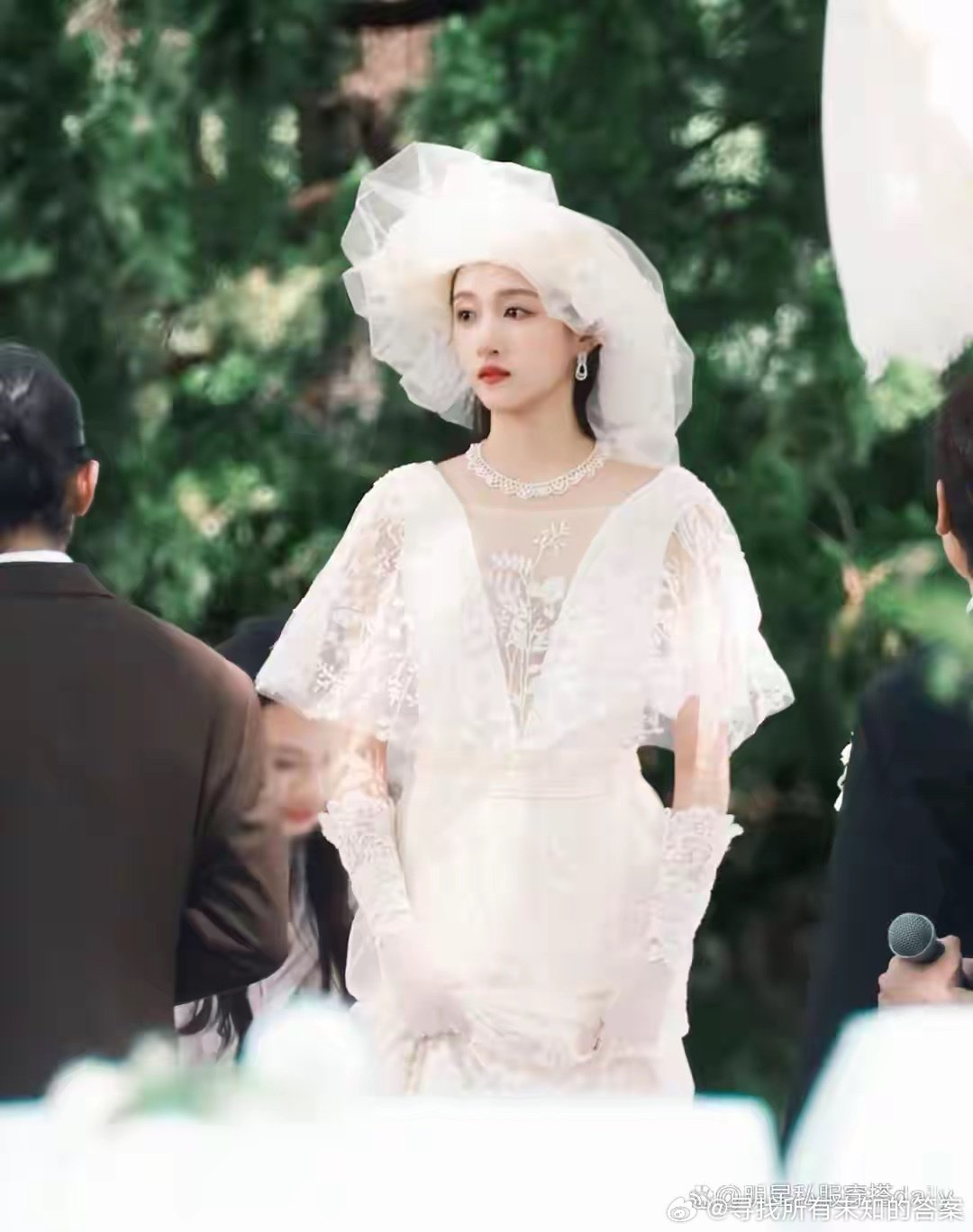 关晓彤新剧《红掌》“未播先火”！穿白色婚纱同框陈星旭，俊男美女好养眼 ​
