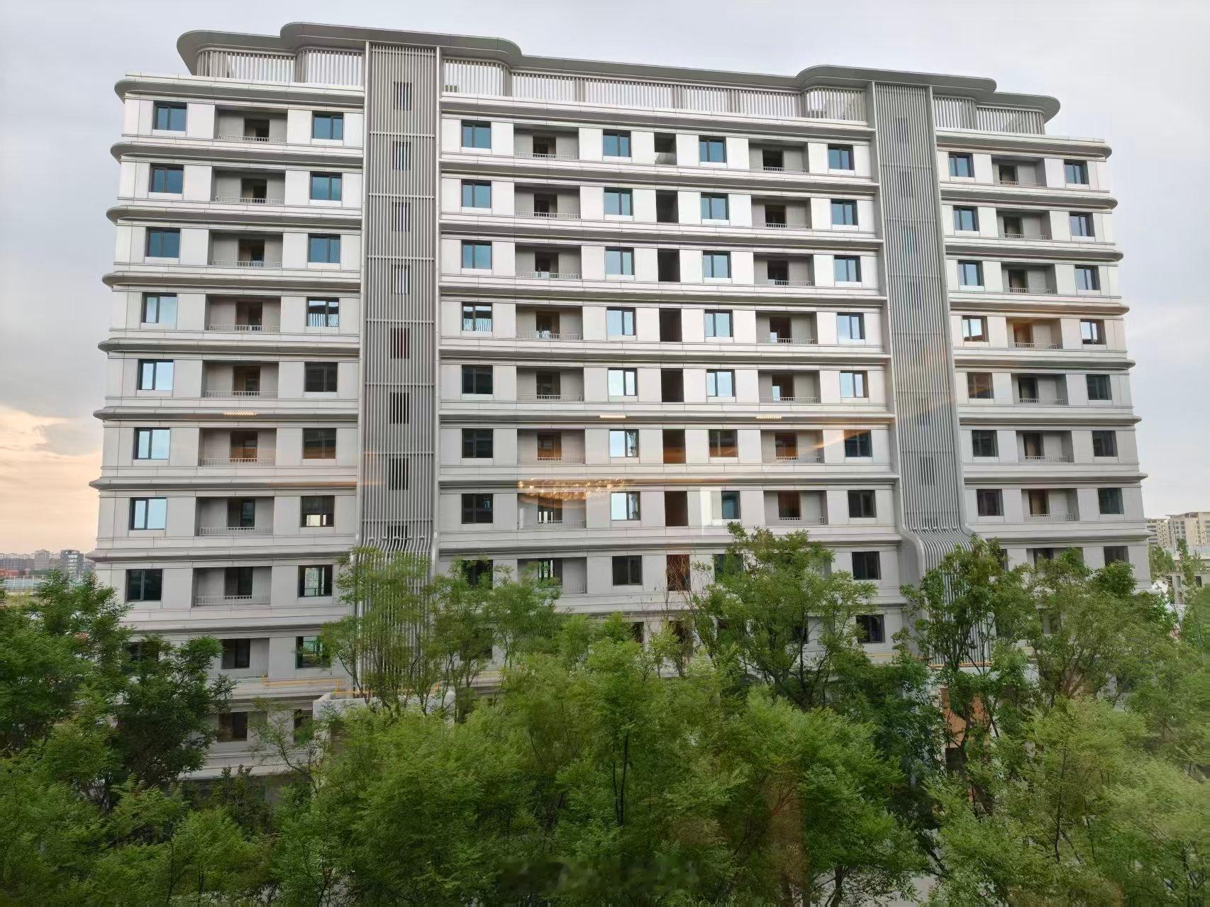 【#北京楼市新规落地#：新项目有序实施现房销售，定金不超总房款1%】9月24日，市住房城乡建设委、市规划自然资源委、国家金融监督管理总局北京监管局、市住房资金管理中心四部门联合印发《本市贯彻落实的实施意见》（以下简称《实施意见》），自2026年9月24日起施行。 ​
