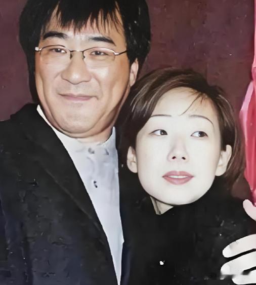 2004年林忆莲向李宗盛提出离婚，李宗盛感慨自己年近半百却落得妻离子散，为此失声痛哭，后来他接到了前妻朱卫茵打来的一通电话。
 
2004年，乐坛人人艳羡的神仙眷侣李宗盛与林忆莲，终究没能熬过岁月与隔阂，彻底走到了终点。
 
这段因歌结缘、轰动华语乐坛的恋情，最终由林忆莲主动提出画上句号，谁也没想到