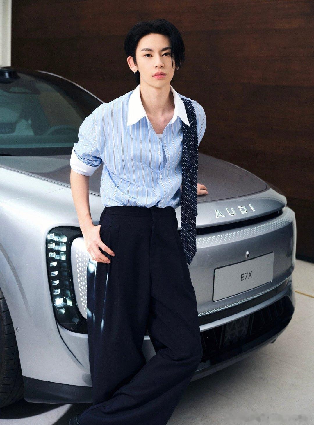 #小鬼王琳凯[超话]# 这照片太权威了 我本来在耕田 看到这视频跟打了鸡血一样 做了30000个俯卧撑 喝了300瓶青岛啤酒 30罐红牛 吃了100包辣条 一脚把牛踢开了 自己耕了20亩地 ​