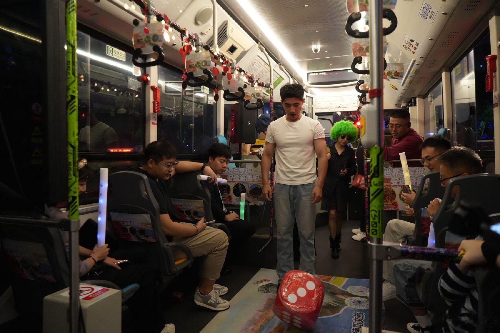 这趟车也太会了吧，从IFS出发一路开过东门码头，车窗看出去的夜景绝了，德阳文旅你是懂浪漫的！#世界三星堆安逸游德阳# ​