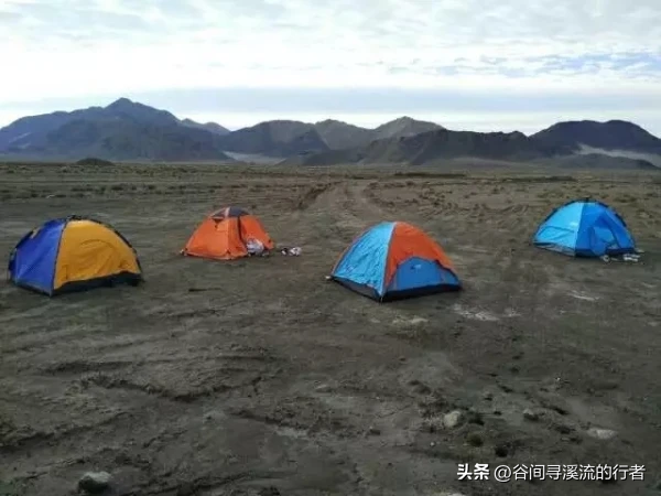 好好的大活人，结伴去山里徒步，人还没正式上山，怎么就凭空不见了？

安徽33岁女子南太行锡崖沟失联悲剧，最终等来的是遗体被找到的消息。帐篷拉链完好，手机背包都在，人却消失在营地十余米外的深水区。痛心之余，更值得追问一句：为什么越来越多人迷上了户外露营、爬山、徒步？

是猎奇心理吗？
我觉得不是。