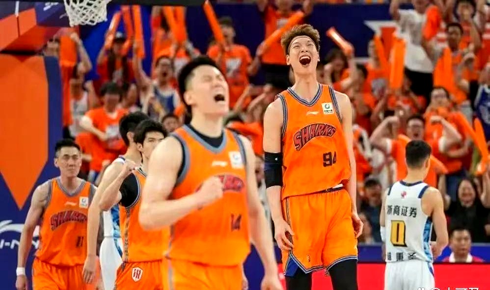 今晚19:15，上海体育馆热起来的不是开场音乐，是一场“求生欲”篮球。
NBA G联赛联队首次来华，正面碰上上赛季CBA卫冕冠军上海久事大鲨鱼。

阵容不虚：2021首轮11号伯克奈特领军，勇士旧将基诺内斯、前北控外援豪斯在列。
为拿NBA正式合同，他们每一秒都像面试。
大鲨鱼全主力，为磨合本土，同