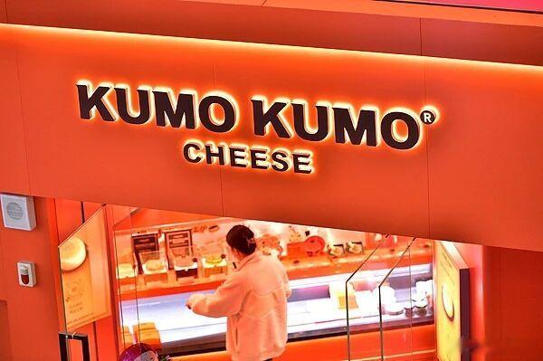  工作日的傍晚，一间位于商场B1的KUMO KUMO正在营业，依然...
