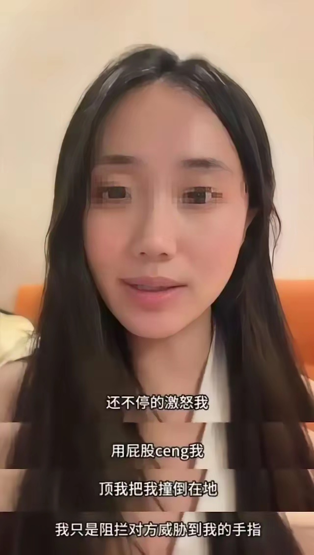 杭州这起电梯诬告案，
给所有男人都提了个醒。
​24岁的女孩对着镜头哭得梨花带雨，
说自己被40岁的男邻居在电梯里猥亵了，还反被索赔5000块。她说，"我怎么可能拿清白开玩笑。"
​网友一看，女的，哭了，弱势群体，信了。骂声铺天盖地砸向那个男人。
​后来监控调出来了。没有什么猥亵，就是两条狗引 ​