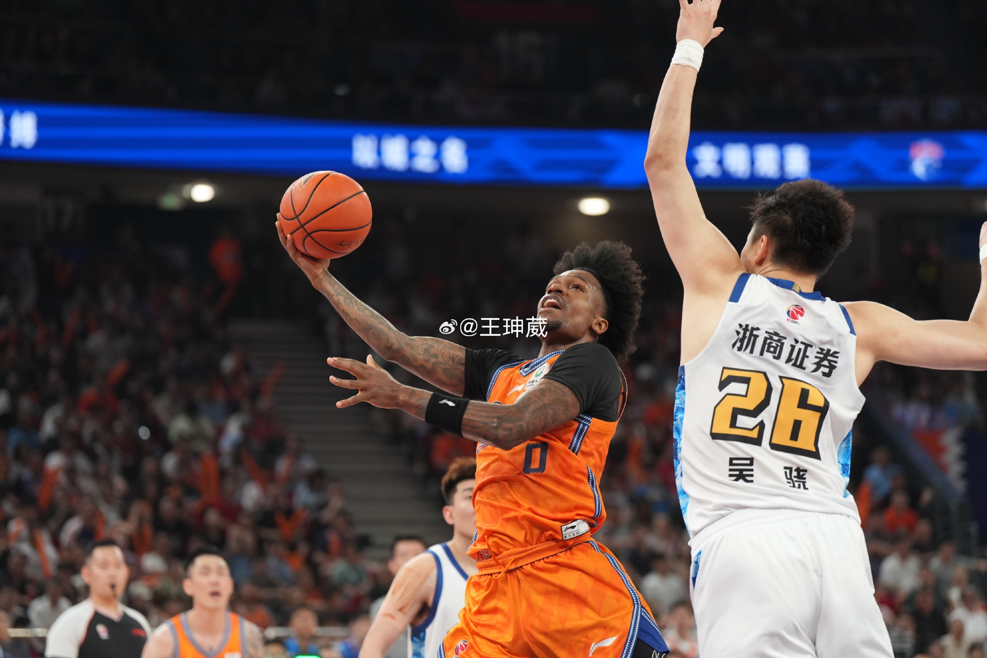现在唯一的悬念是上海队要在客场夺冠，还是回主场捧杯。3-0这个结果，确...