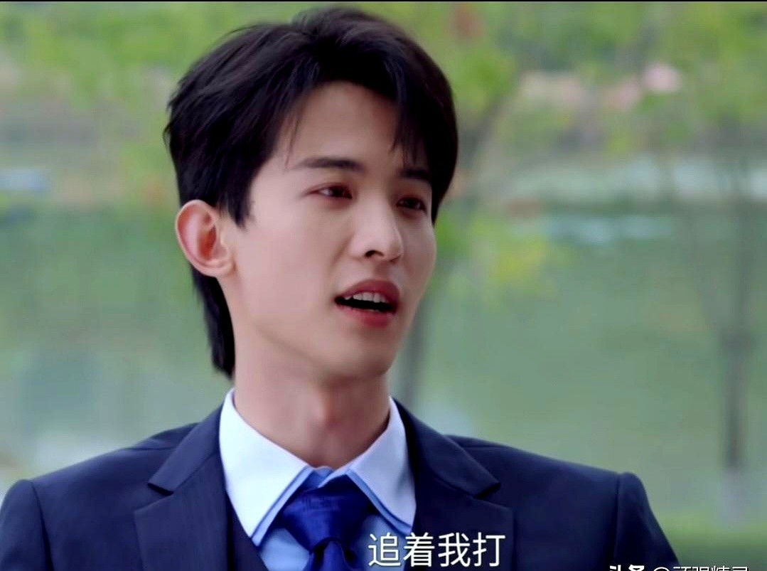 一身高定西装底下，居然蹬着双运动鞋。

常华森在《美人余》里演的焦旭，法庭上是气场全开的大律师，一下庭却天天上演逃亡现场，被人追着满街跑。

大家都以为这身反差穿搭纯粹是搞笑，其实全是他留的心眼。追他的哪是什么追求者，全是带着目的来打探、施压，甚至想拉拢他帮狄立人说话的。

西装撑体面，球鞋随时开溜