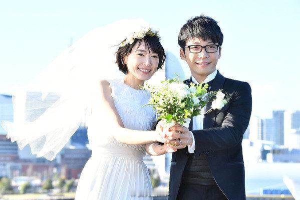 娱乐：星野源&新垣结衣当爸妈啦～ 10月13日，歌手星野源（45岁）与演员新垣結衣（38岁）通过各自官网发布联名公告，公布两人的第一个孩子已经出生。两人还在公告中向各界人士及粉丝表达了感谢，并表示今后也会一起努力。
星野源与新垣结衣曾在2016年播出的电视剧《逃避虽可耻但有用》中饰演夫妻，后于2 ​