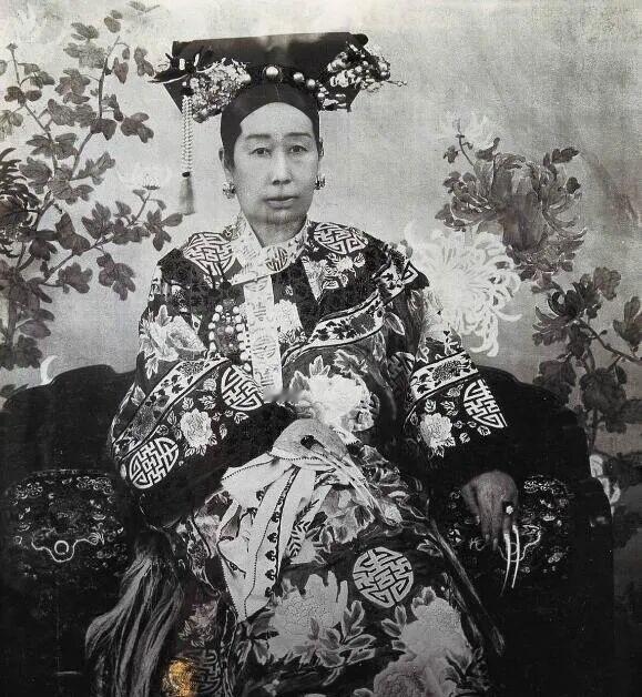 溥仪和慈禧是啥关系？

1908年冬天，清宫里的称谓发生了一件很特别的事。
刚满两岁多的溥仪登基后，朝廷在正式礼制中把慈禧称作他的“圣祖母”；可转过头，处理醇亲王一系的祭祀称谓时，溥仪的祖父奕譞又被称为“本生祖考”。一个是“圣祖母”，一个是“本生祖考”，两种称呼同时存在。
如果只按血缘算，溥仪其实不