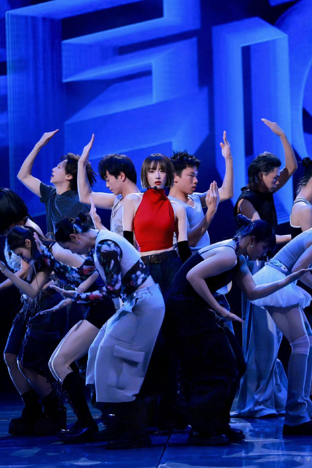 #宋茜舞台神之十二秒#
宋茜《Elevation》新歌舞台气场拉满！神级唱跳每一帧都飒爽，魅力杀伤力十足。锁定周六晚8:10，湖南卫视、芒果TV你好星期六，一起感受舞台实力#被宋茜Elevation唱跳舞台杀到了##你好星期六# ​