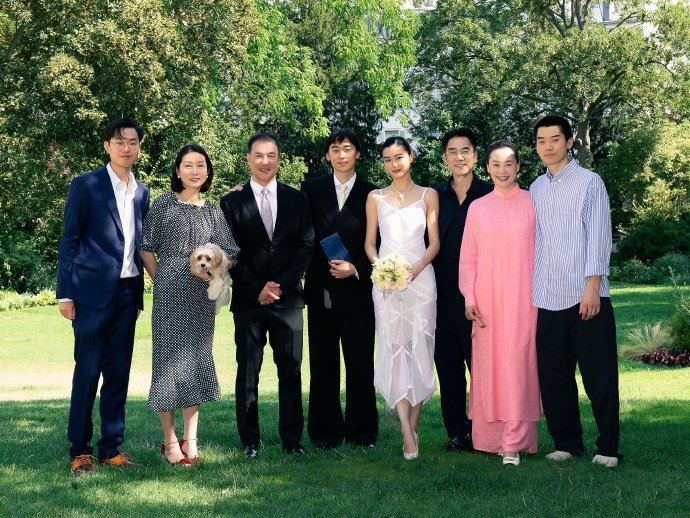 林子濠陈瑜官宣结婚！林依轮儿子迎娶超模，配文温柔好戳人
林子濠和超模陈瑜官宣结婚喜讯，两人同步晒出一组氛围感满满的婚纱照，瞬间引来不少网友祝福。 林子濠是歌手林依轮的大儿子，一直低调生活。这次他配文简短又有分量：合情、合理、合法、和你，简简单单几个字，藏着满满的郑重。新娘陈瑜也温柔发文，把对未来所有