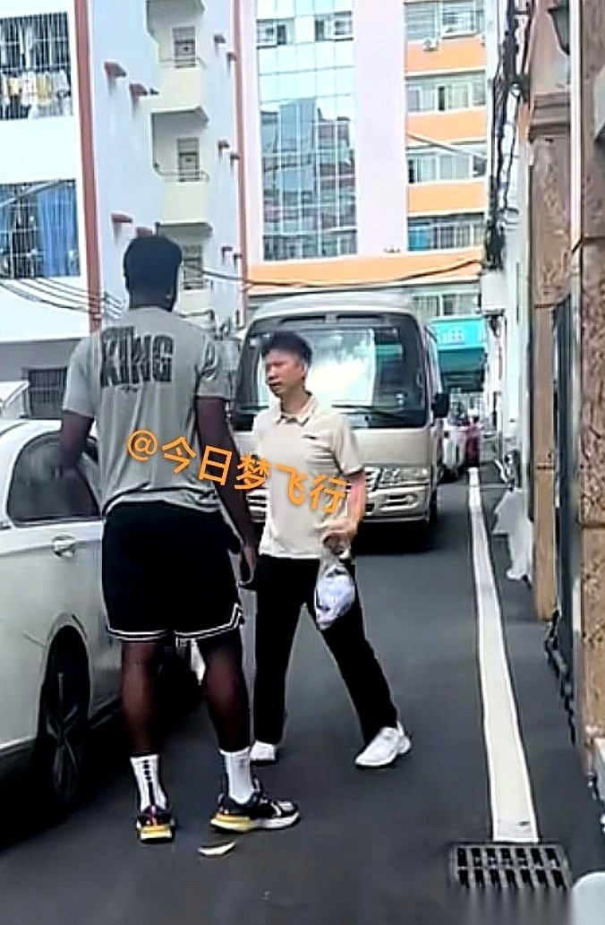 消息显示，广东男篮新签下的大外援阿祖布克，昨晚已经正式抵达东莞。
前脚刚踏进宏远酒店安顿下来，后脚一整套快节奏的流程就直接拉满了。
今天上午，他在翻译陪同下直奔当地医院，利索地完成了各项加盟前的常规体检。
体检一结束，阿祖布克立刻现身俱乐部。大门外早就守着闻讯赶来的球迷，这位内线大个子迈步往里走时，