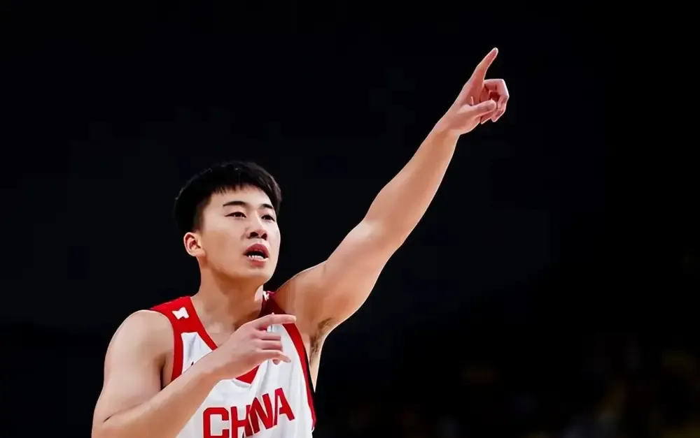 爆！林葳次次落选国家队的真相根本不是顶嘴郭士强！

同曦主帅西热力江直播亲自澄清，当时就是训练漏人，林葳只说了一句我没听清，根本没吵架顶撞。

一句“我没听清”，传到变成了“顶嘴”；一次训练中的漏人，又被和连续落选绑在了一起，球迷记住了冲突，真正的问题反而被盖住了。

林葳的进攻，大家都看得见。敢打