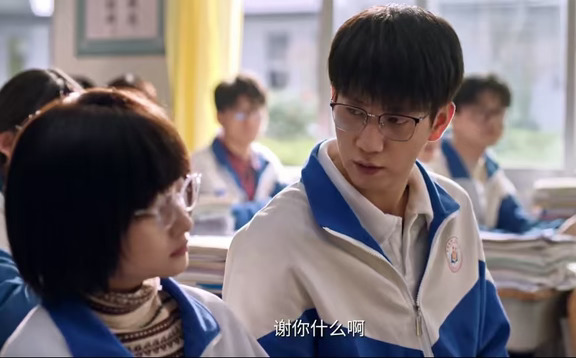 《生逢其时》第 10 集｜爱而不得太好哭！少年隐忍的温柔与成长
这一集满是遗憾与暖意😭 被现实拆散的少年恋，藏着最纯粹的温柔
🚲齐时｜善良赤诚、默默助攻的暖心妹妹
哥姐恋情被家长拆散，曹思思被迫远赴省城求学。齐时主动帮两人传递消息，为了帮哥哥传话，拼命骑车追赶开动的大巴，晒得满脸红斑也毫无怨言。看着剧中圆满的爱情，再对比哥姐的遗憾，满心共情难过，温柔又心软。
🏃齐智｜隐忍深情、心怀感恩的少年
被霍青莲严防死守困住，错失和曹思思最后的告别机会。回到体校后，教练奉命拆掉宿舍电话线，彻底斩断他和曹思思的联系，满心郁闷无奈。得知妹妹为自己奔波受累，又感动又心疼，牢牢记着妹妹的付出。
📈齐时 & 曹信｜相爱相惜、共同进步的学霸搭档
两人日常打闹互怼，却彼此成就。齐时巧妙让曹信帮自己写作业，实则变相帮他巩固知识点。靠着这份特殊的复习方式，曹信成绩大幅进步，一举考出138分的高分。
曹信如愿得到父亲奖励的新电脑，两人深夜默契配合，透过墙缝用望远镜追剧，隔阂尽消，满是少年纯粹的快乐。
🤝...