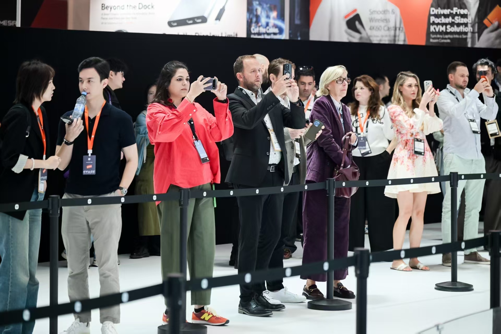 #中国AI站上IFA展C位#柏林，IFA 展。

九百多家中国企业，占了将近一半的展位。这不是消费电子展，这是中国科技的海外主场。

今年全场焦点是物理AI。不是卷参数、不是比跑分，是看谁能把AI真正用到真实场景里——终端入口、生态协同、跨设备联动。全球首个实现“人车家全生态”物理AI落地的公司，来自 ​
