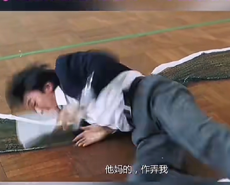周星驰与“黄小龟”黄一山：28年后的重逢与未解的隔阂
在《逃学威龙》里饰演“黄小龟”的黄一山，是周星驰黄金时代的经典配角，两人曾合作《唐伯虎点秋香》《九品芝麻官》等多部港片。九十年代，周星驰的提携让黄一山被观众熟知，两人一度关系尚可，但后期逐渐疏远，一别便是28年。
两人矛盾的焦点，集中在2014年