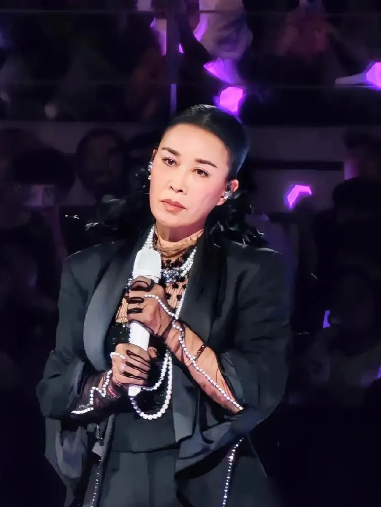 现在全网非常着急的人，估计就是那英了，她怎么也没料到，在自己演唱会上，唱了一首刘欢老师的歌，竟然引来这么大讨论。
 
一、两人的交情，不是普通朋友那么简单
 
很多人只看见这场风波，却不清楚那英和刘欢的渊源。早在上世纪八十年代，他们一同进入谷建芬创办的声乐培训班，属于同门师兄妹。刘欢进班更早，相当于