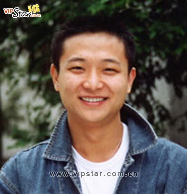 花几百块买了票去听偶像演唱会，结果自己被拉上台唱了两个钟头，这事你敢想吗？可它偏偏就真发生了，主角还是个名不见经传的草根歌手。

事情是这样的。李克勤有一场演出，三万人的大场面。这位叫侯浪的歌手，老老实实买票进场，准备当一晚观众。谁承想，李克勤没能准时赶到现场，主办方急得团团转，情急之下把这位买了票