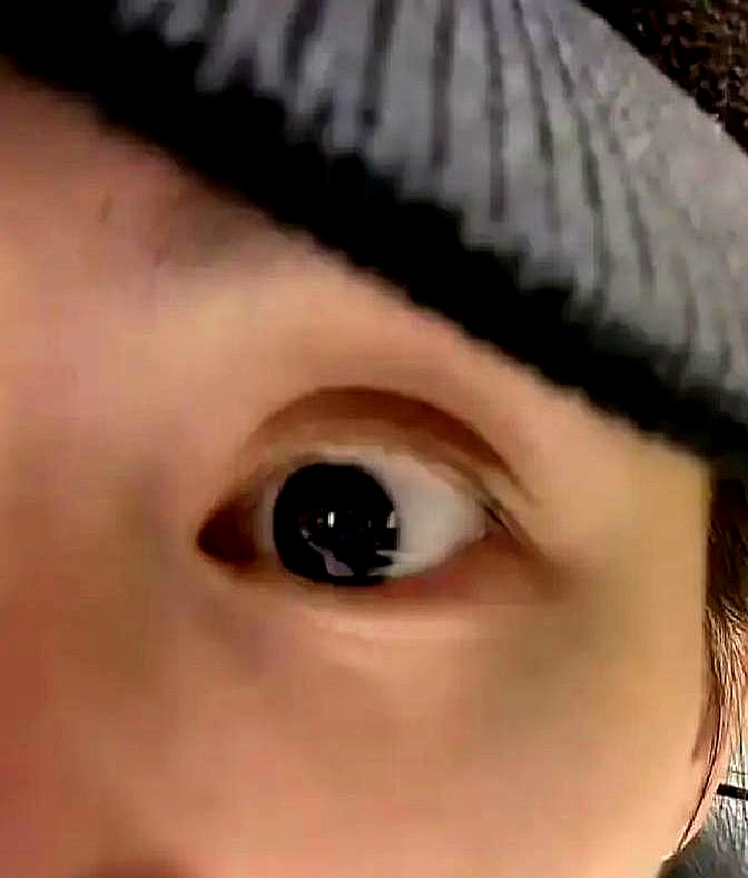 明星一天赚几百万的代价，大概就是这辈子都不能光着屁股去泡一次澡堂子
 

黄景瑜在东北泡着热水澡，正舒服呢，服务生突然递过手机求合影，吓得他水都没擦，提着裤子拔腿就跑
 

金晨更尴尬，刚躺在搓澡床上被搓下一把泥，转头就对上路人惊喜的眼睛，吓得抓起面膜糊在脸上，裹着浴巾落荒而逃，结果刚出门又被十几个