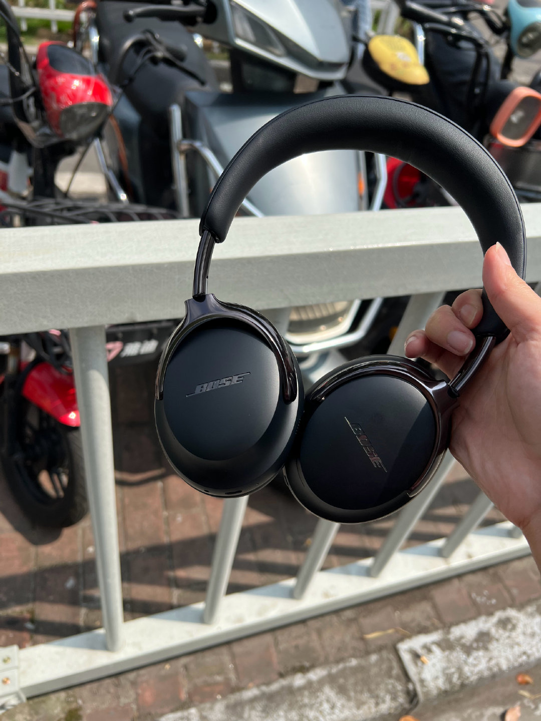 #中秋节快乐#新bose。最近电子产品真的换了好多。除了4月的mac，这个月换了折叠屏oppo n6然后把apm置换成现在的bose。测来指望多点降噪还是挡不住上海地铁装修声 ​