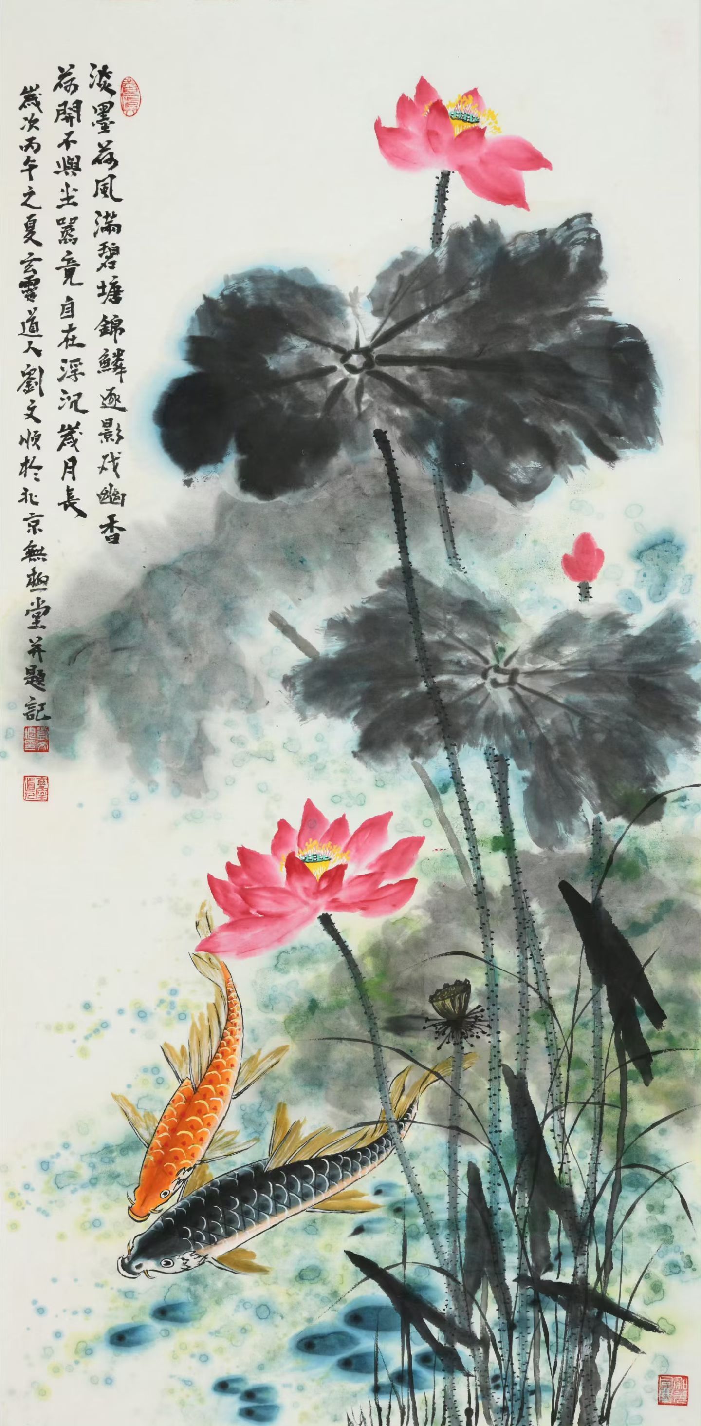 中国美术家协会会员刘文顺老师以道家"道法自然"之哲思入画，绘就这幅集风雅与祥瑞于一体的荷塘锦鲤图。泼墨荷叶藏天地氤氲之气，粉荷绽放显高洁心性，水中锦鲤游弋寓意富贵有余，荷叶舒展含和合美满之愿，暗合风水里"藏风聚气"的吉祥格局。题诗"淡墨荷风满碧塘，锦鳞逐影戏幽香。荷开不与尘嚣竞，自在浮沉岁月长"更将道家"顺应自然、超脱尘俗"的智慧融于笔墨，挂于厅堂既以水墨雅韵提升空间格调，又借风水意象纳福聚气，让道家智慧与艺术之美为生活添一份从容祥瑞。