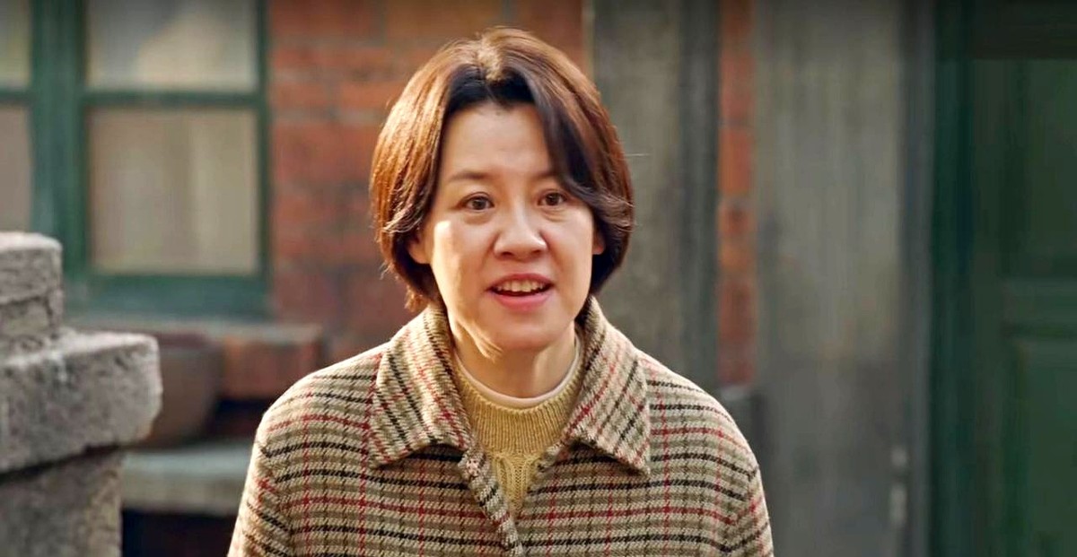 刚在荧幕上给郭涛当完妹妹，转头就演起了他老婆。39岁才拼死生下儿子的刘琳，这次真把牌打烂重组了。

两次胎停曾险些击垮她。直到拍完《父母爱情》，39岁高龄的她才终于把儿子“小蜗牛”抱进怀里。

丈夫直接揽下所有带娃琐事，把她推回片场。一扎进新剧组，对手戏男主竟是老熟人郭涛。从前演兄妹互掐，现在演夫妻