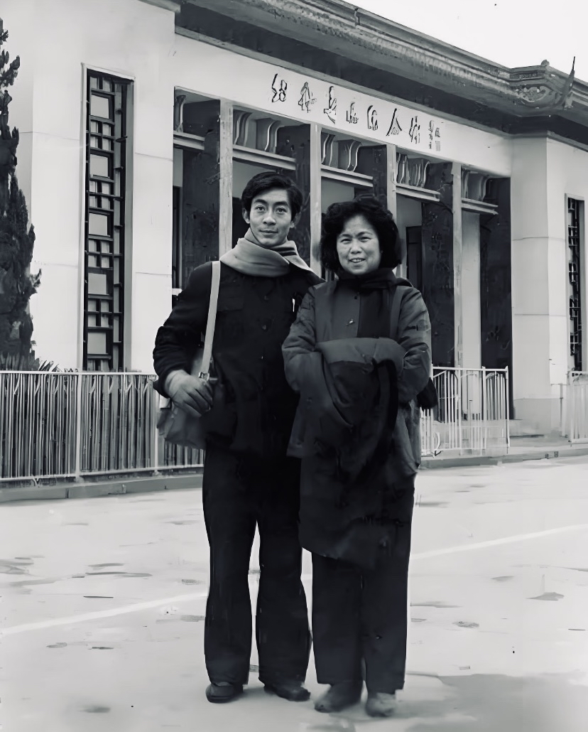 时光拨回1981年12月28日，彼时《西游记》剧组正紧锣密鼓筹备，杨洁导演特意从北京赶赴浙江绍兴，此行正是为《西游记》物色适配的孙悟空扮演者。那时的六小龄童大概怎么也料不到，自己日后真的成了家喻户晓的美猴王。杨洁导演与六小龄童在绍兴鲁迅纪念馆前的合影，被镜头清晰留存了下来。岁月匆匆流转，一晃眼七小龄