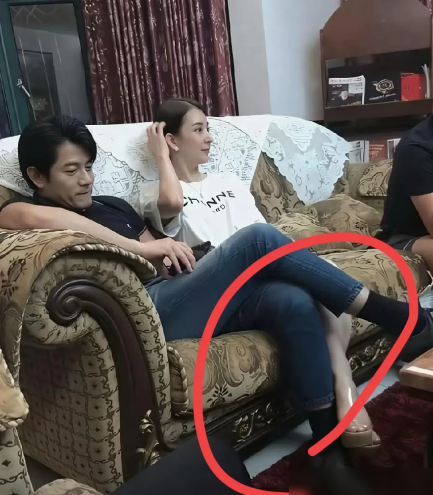 郭富城娶方媛，根本不是下娶，是精准避险。
方媛婚后没躺平，一边带三个女儿，一边把时尚博主干成了事业。接广告、上综艺、创母婴品牌，18岁就经济独立的人，结了婚照样自己造血。
港媒早年骂她捞女，婚礼从简、婚前协议全被拿出来嘲。结果呢？郭富城把岳父母接香港同住，陪着回安徽老家，奢侈品堆满衣帽间，转头也