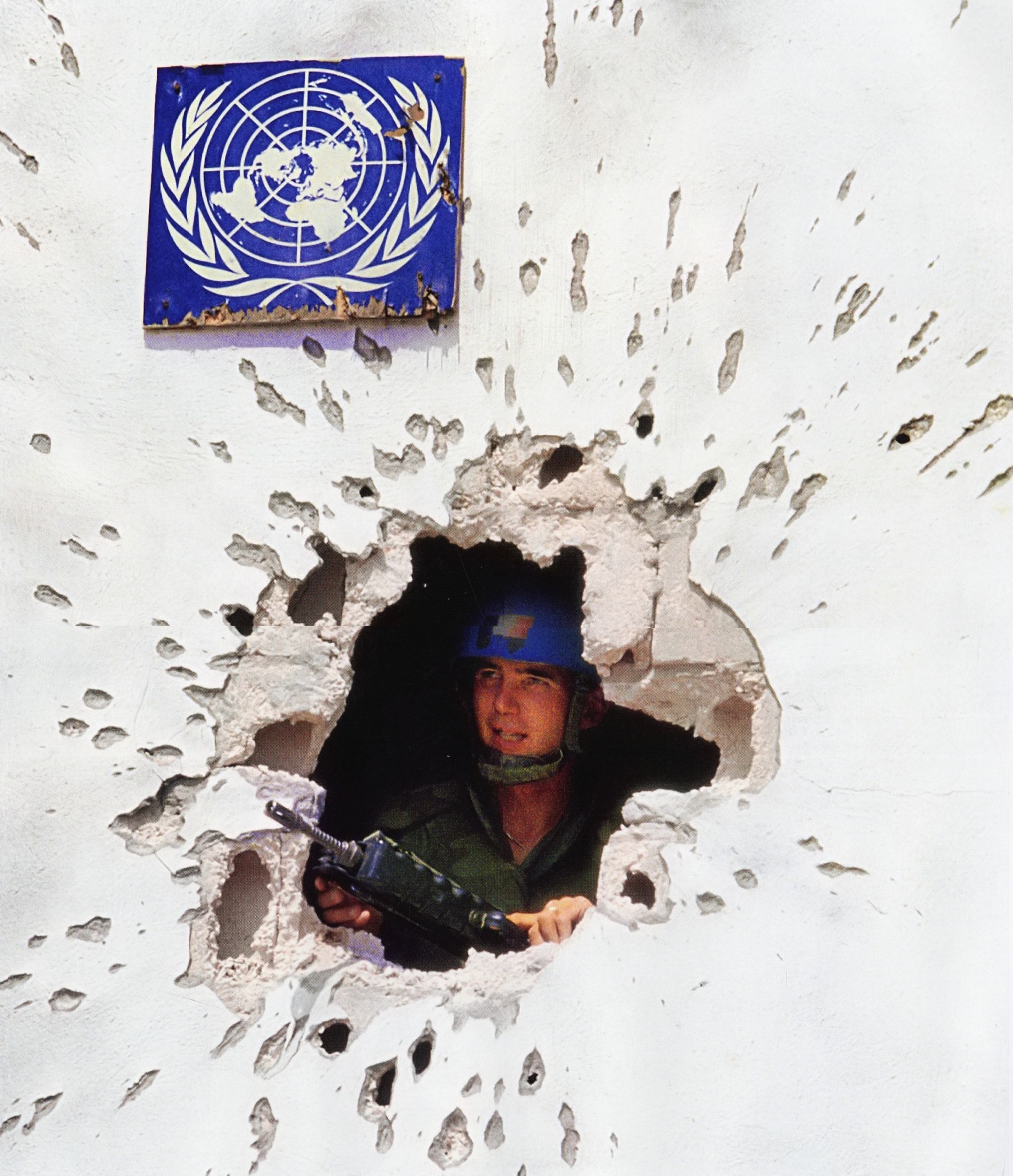 1986年什叶派民兵组织阿迈勒与联合国驻黎巴嫩临时部队发生短暂交火。当时联合国驻黎巴嫩部队士兵正在执行观察任务，突然一枚炸弹落下，把院子炸出一个坑，一名士兵立刻俯下身，低下头，举起枪，躲在院子角落的摄影师Maher Attar马厄-阿特迅速按下快门，成就一张经典照片