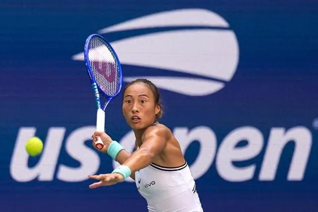莱巴金娜美网夺冠一路过关，整届赛事最大危机，竟是郑钦文给的！
🏆莱巴金娜拿下美网女单冠军，登顶新科世界第一。回看她这趟夺冠之路，虽然连续击败郑钦文、高芙、萨巴伦卡三大强敌，但整届赛事最致命的危机，只发生在对阵郑钦文的八强战里。
八强战决胜盘4:4，莱巴金娜发球局，郑钦文拿到破发点，一记反拍穿越球差毫