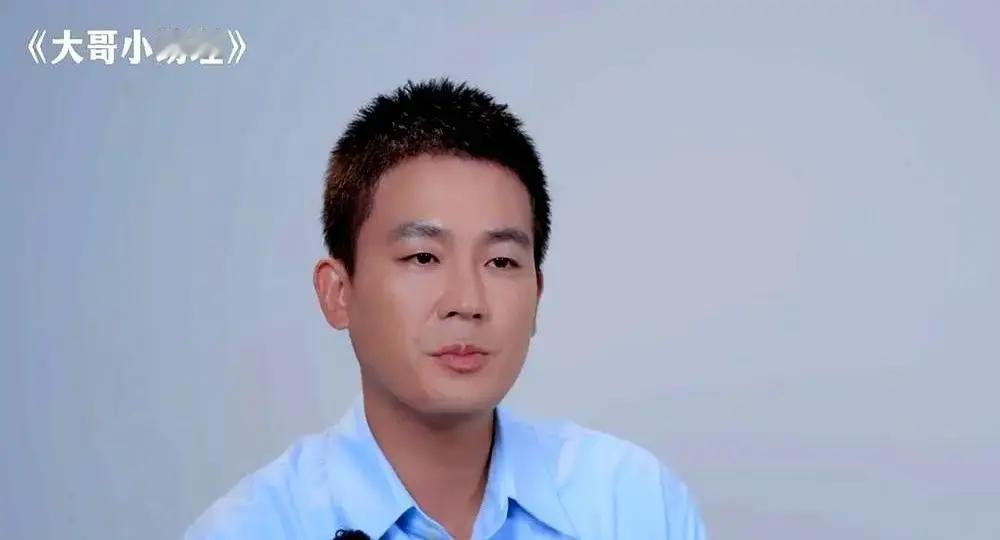 全剧组上百号人连带导演管虎全僵在原地，机位架好，硬生生等了半个多小时。


楼下的欧豪和李乃文，妆发弄得一丝不苟。俩人站那儿，手机都不敢掏，更没人敢吭声催一嗓子。整个剧组连喘气都放轻了，谁让楼上正等电梯的，是资历深厚的老戏骨胡军呢。

胡军没下来，剧也没法开拍。大家只能耐着性子，把规矩摆好。就连向来