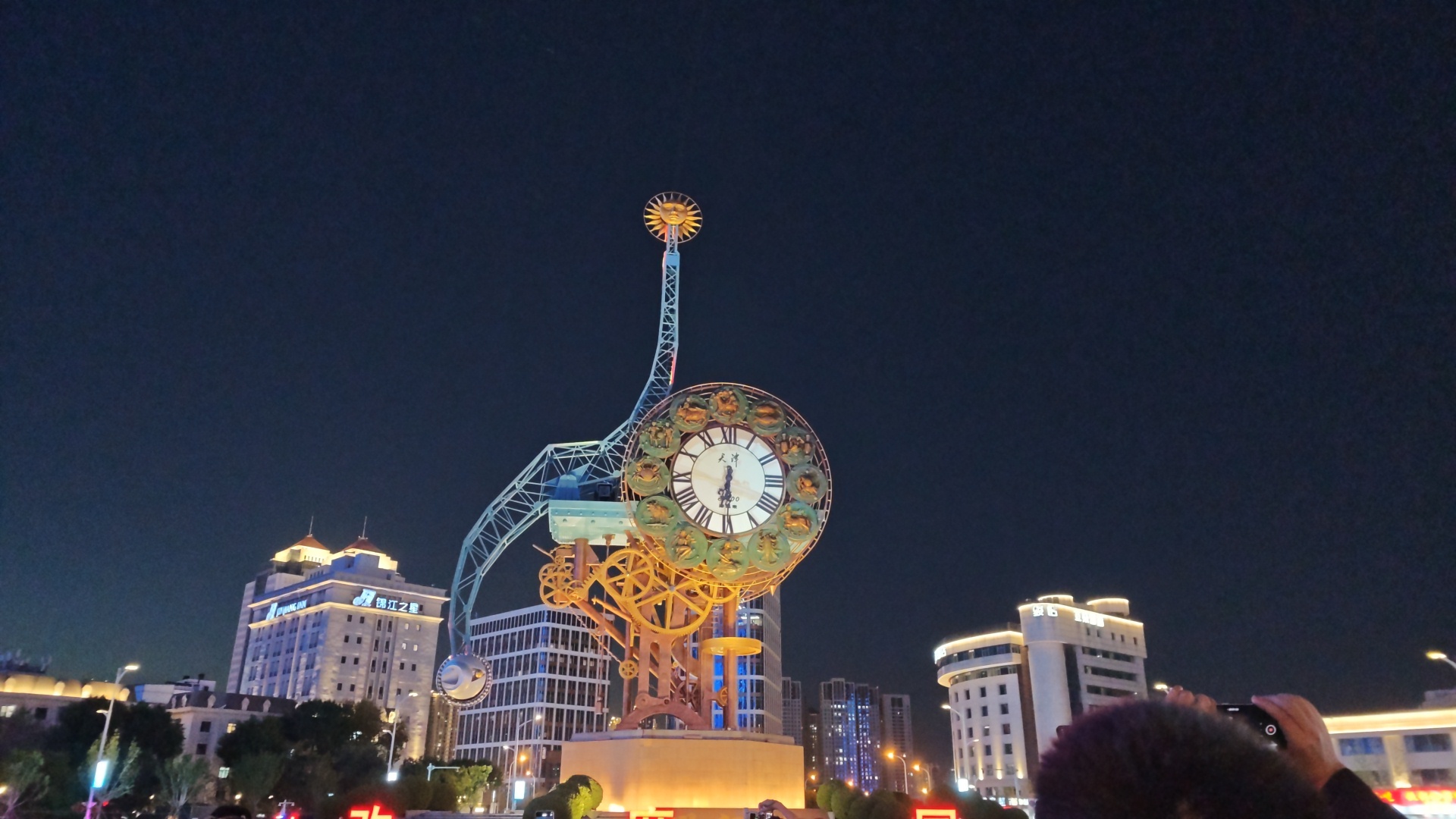 总体来说，天津是一座让人开心的城市。
天津人的乐观是刻在骨子里的。这几天打了出租车，打了网约车，租了电动车，无论什么车，每个司机都跟说相声一样，司机是逗哏，我就是捧哏，跟他们讲历史讲饮食讲交通讲家乡，我就“诶对”、“那可不”、“哈哈哈”。前天晚上去买海河牛奶，摆摊是一大妈，我随口 ​
