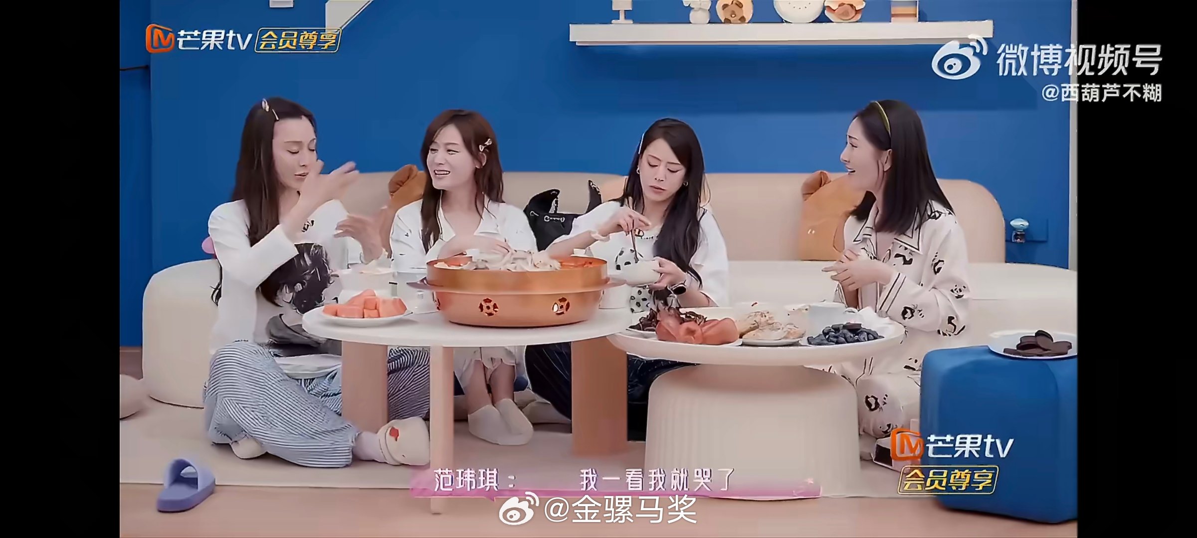 范玮琪孩子亲电视机里的妈妈孩子对着电视亲舞台上的范玮琪隔空亲吻名场面出...