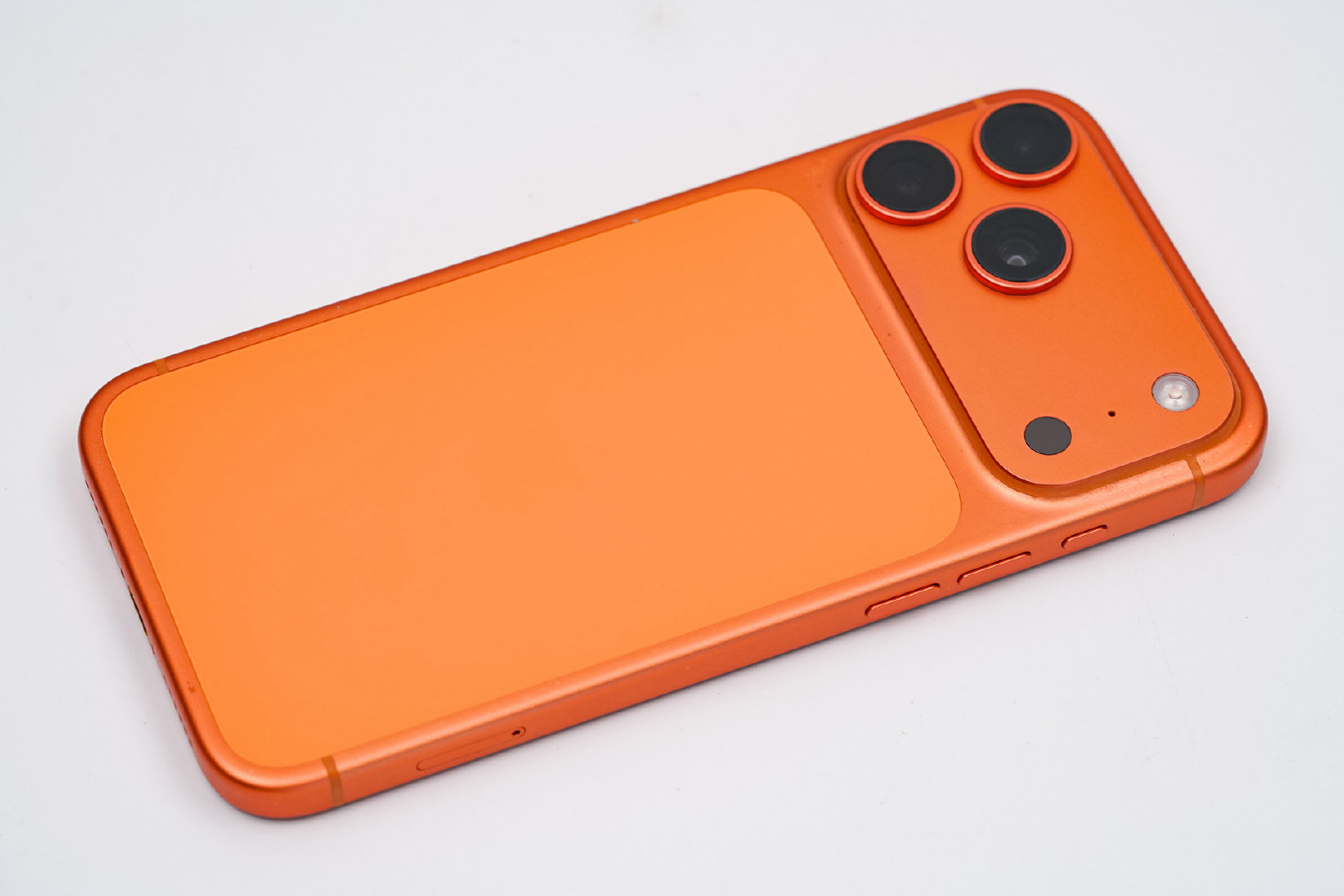 iPhone17Pro系列，橙色卖的最多，满大街的橙色，今年的iPhone18Pro系列，哪款颜色会成为爆款？蓝色还是深樱桃色？我选的话，还是选银色。 ​