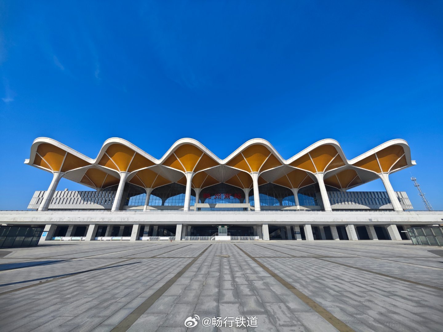 打卡汉十高铁上的随州南站，2019年11月29日随汉十高铁开通投入运营，站场规模2台6线，线侧式站房，站房面积约两万平方米。这座地级市车站非常有特色，以随州“银杏之乡”为设计灵感，采用极具辨识度的伞状单元体屋面，一片片银杏叶造型的屋顶，确实好看，让人印象深刻。不止旅行‍在路上看中国 ​​​
