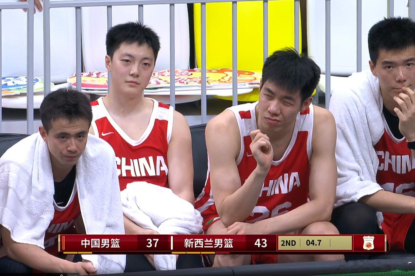 中国男篮两连败，胡明轩+16最高，李弘权7中0廖三宁得分王中国男篮热身...