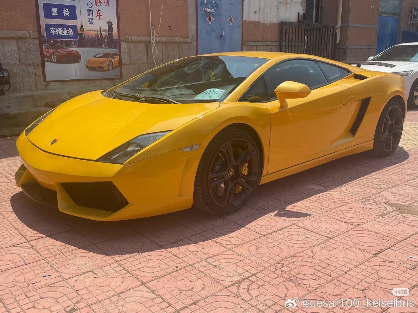 这台开过的兰博基尼盖拉多LP560-4，车况精品也算一般，全车原版原漆，小事故有点损坏或者理赔，佛系开着超跑很拉风的感觉，可惜就是极具性价比 ​
