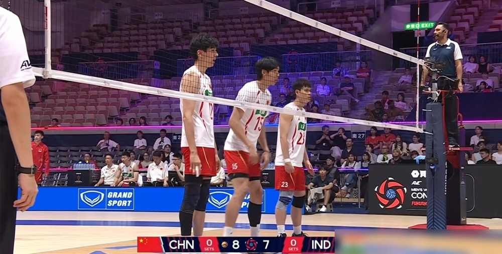 中国男排3-0赢印度，副攻居然顶了接应位置！
昨天的2026亚锦赛首轮，彭世坤不是临时客串，是按两点换三点战术替补登场，搭档二传吴斋打接应。
全场拿2分，2扣1中1拦，零失误零被拦，表现基本合格。
本来战术就是堆高拦网冲网口优势，他和张哲嘉、张景胤组成的三人拦网，直接帮中国队拉开了比分，拦网这