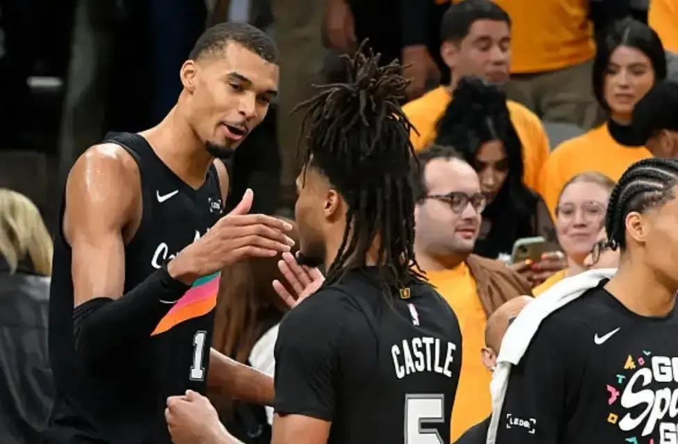 乱套了！季后赛爆发大规模群殴，5人面临禁赛，马刺成最大赢家！ “哈？这...