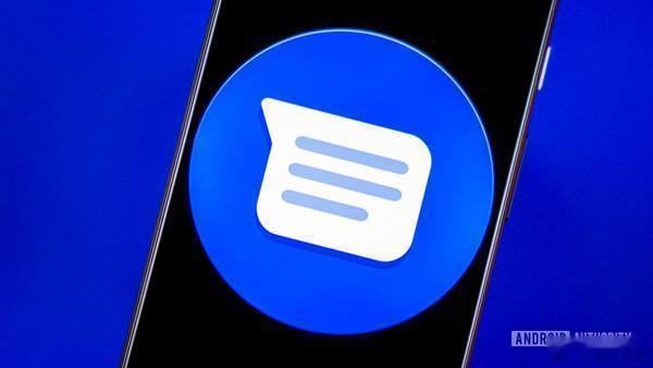 Gemini 正在越来越深入 Android 🤖

Google Messages 最新测试版出现了一轮明显的 UI 调整：
🔝 Gemini → 移到更显眼的顶部
🔍 搜索 → 移到底部
🎨 搜索页面 → 整体重新设计

虽然目前还是测试中的设计，但趋势非常明显：
Gemini 已经不再只是一个独立 AI App，Google 正在一点点把它塞进 A ​