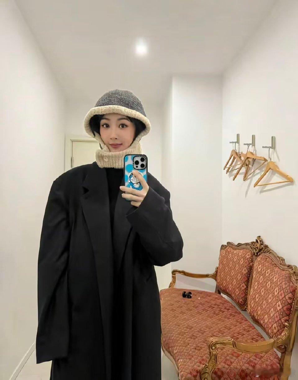 #杨紫[超话]# 超爱拍照的紫宝~ ​