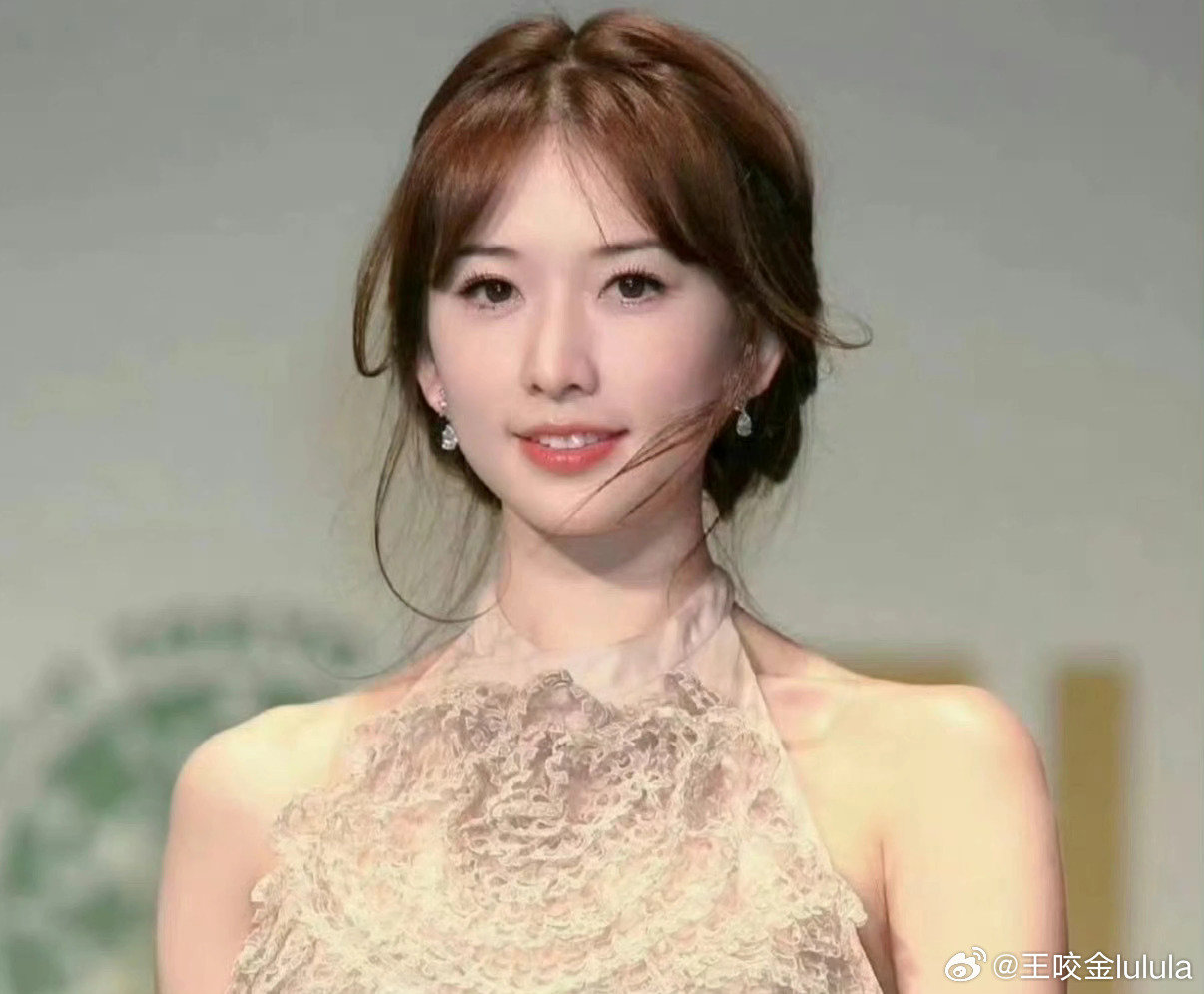 #林志玲容貌和气质都大不如前了#毕竟已经年过半百了，再要求人家像二十多、三十岁那个样子，就有点过分了。你以为人家不想啊？不过明显看出现在有医美的痕迹，果然美女都无法接受自己自然的老去。 ​