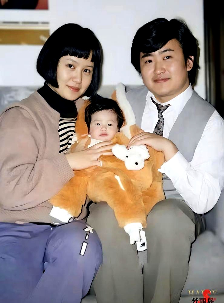 吉克隽逸在刘欢家穿个吊带又唱又跳，被不少人追着骂没分寸、不知检点，可镜头一转，老艺术家刘欢正扎着围裙在厨房里给她炖肉
 

很多人看不惯这种松弛，觉得去长辈家就得端着架子、规规矩矩。可他们不知道，从2015年开始，刘欢家就有个雷打不动的规矩：每年六一儿童节，这帮学员必须回他家吃饭
 

不请保姆，不