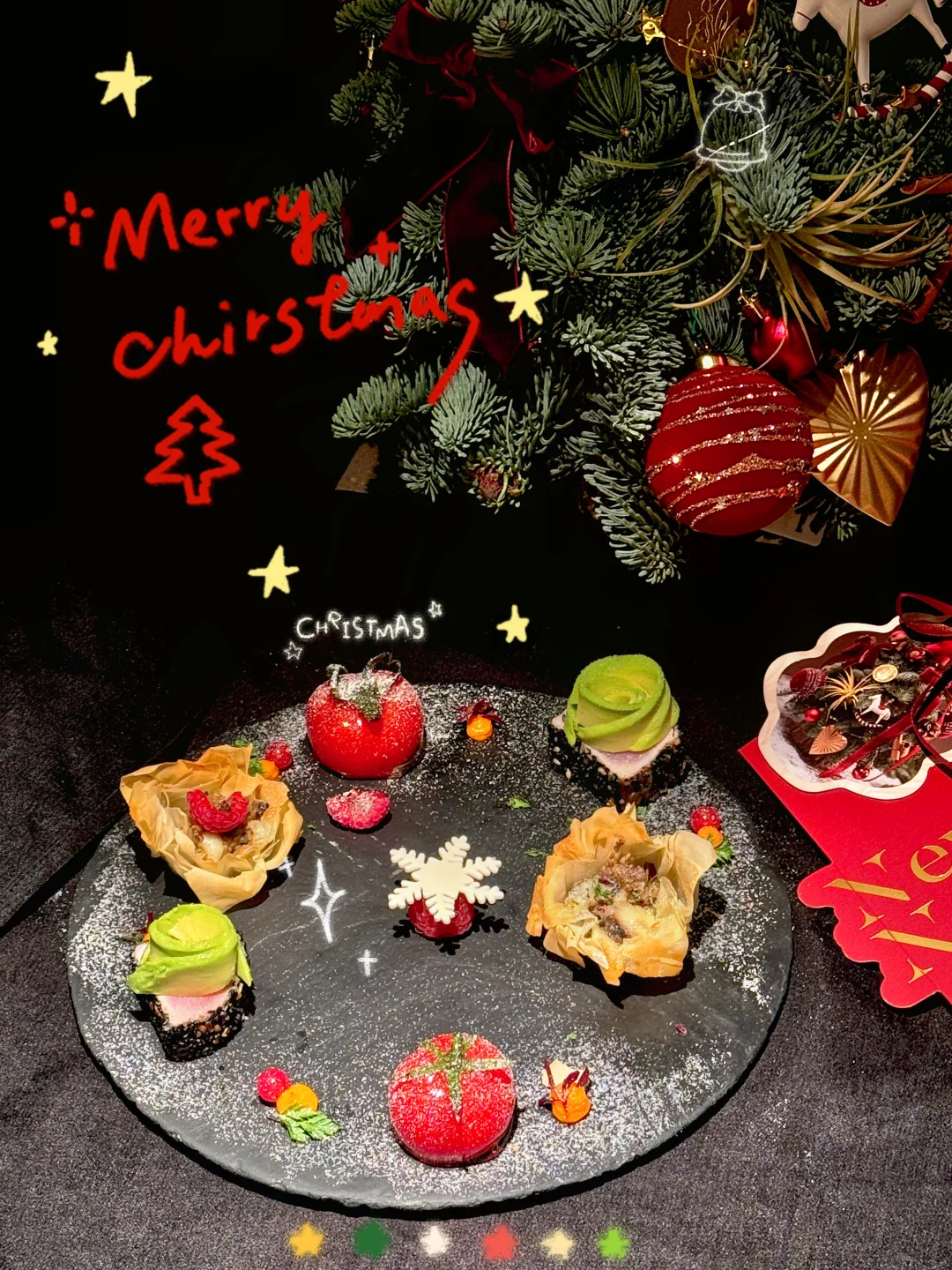 🎄圣诞餐厅最好吃的一集 门口都是鲜花，可以提供布置 桌上圣诞树自带的...