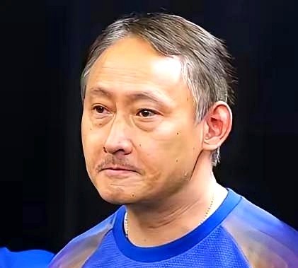 镜头扫过场边，张本宇的嘴角死死抿着，眼角的肌肉抽动了一下。

这是张本智和刚丢掉关键分的一瞬。画面被截屏疯传，网友拿着放大镜逐帧分析，说他面相变了，说他长期在外生活憋出了一脸压抑。

其实站在场边的男人，不光是看战术的教练，更是看儿子挨打的亲爹。场上球拍挥空，场下当爹的心里早被揪成一团乱麻，只能钉在