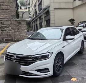 我邻居有一辆大众速腾，21年买的，开了6万公里左右，她想换电车了，问我...