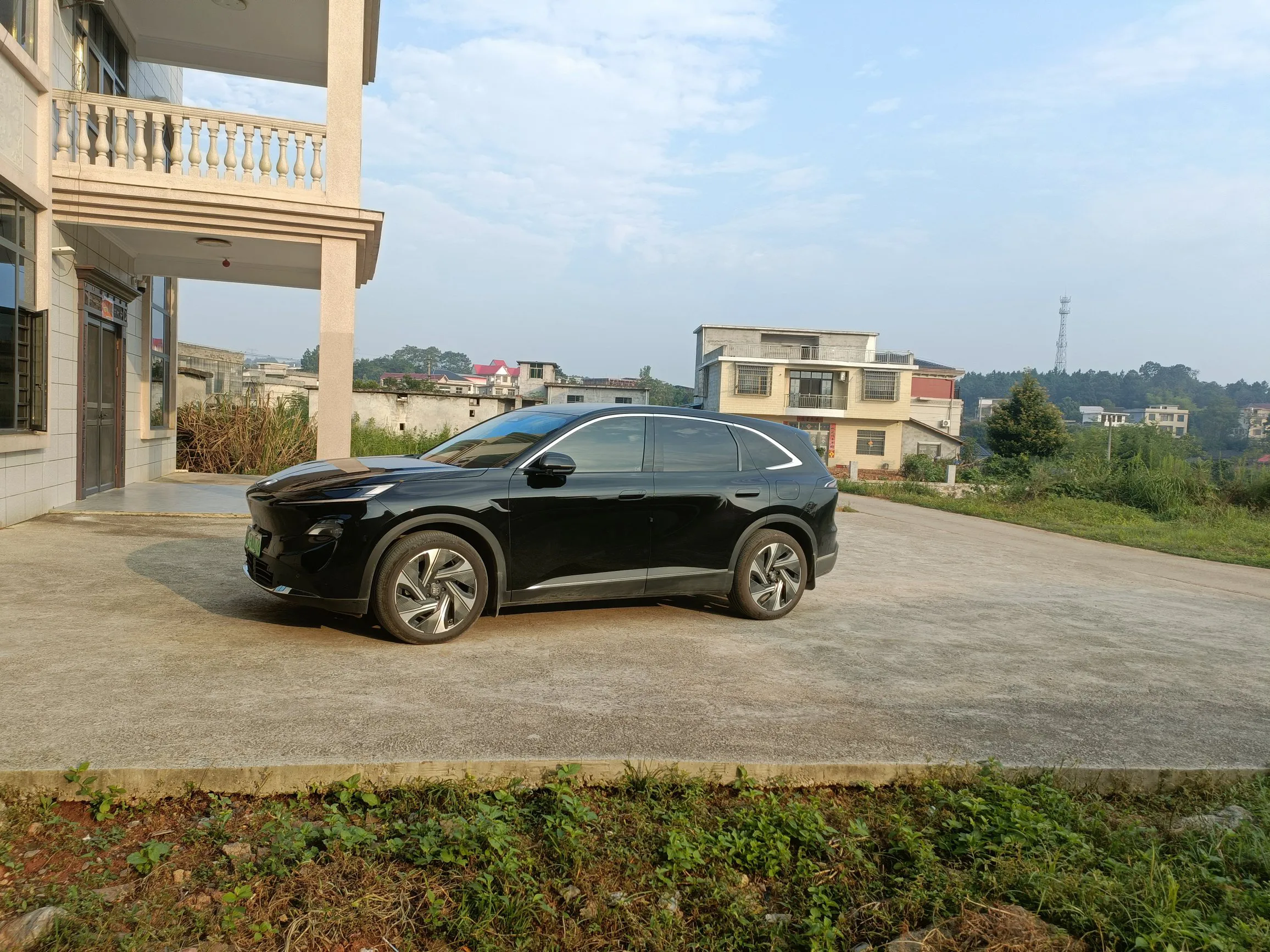 他自己买了这个车
最多的话题就喜聊他的这个车
他说4千多公里的用车体验
特别是前后的雷达感应
这个功能是真好
几次自己没注意
车子自己感应到了
减少了开支
说车子座椅柔软隔音好
驾驶起来那种享受啊  什么的
我说你十多万的车让你用出了百万豪车感了
我其实又不懂车
只要省心的从A点到B点就可以了
对电
